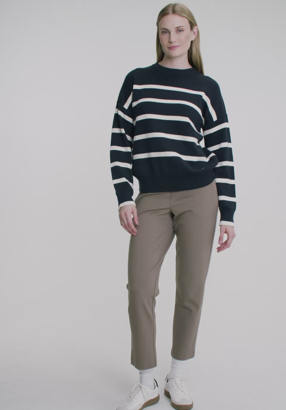 Load video: Chandail Berne  – vue modèle en mouvement, FIG Clothing