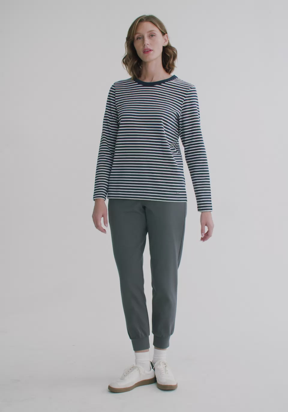 Load video: Haut Newport – vue modèle en mouvement, FIG Clothing