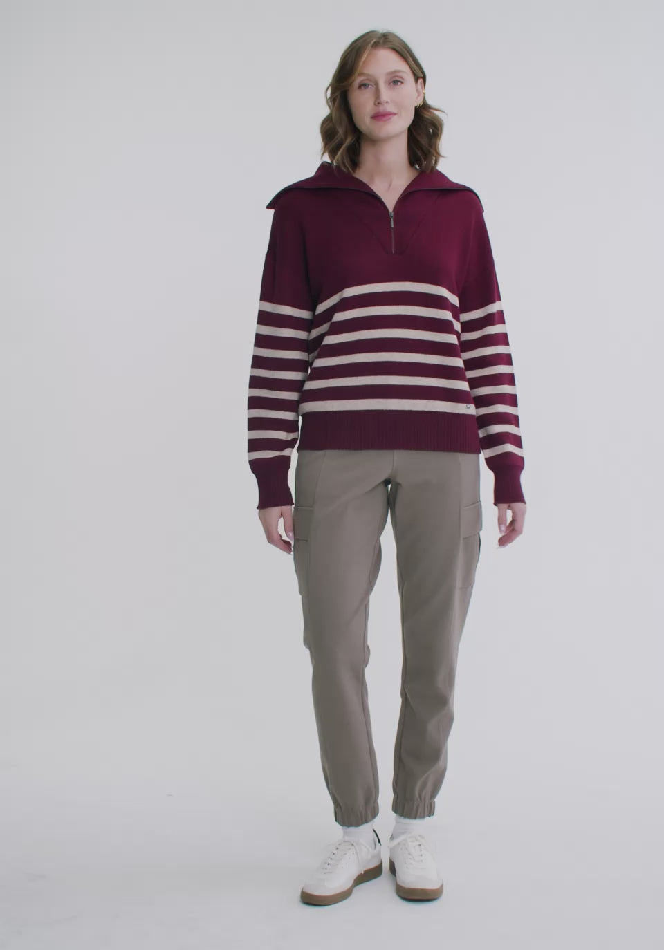 Charger la vidéo : Chandail Zina  – vue modèle en mouvement, FIG Clothing