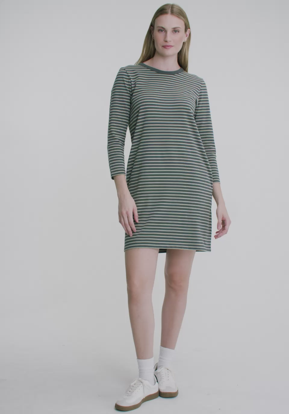 Load video: Robe Newport  – vue modèle en mouvement, FIG Clothing